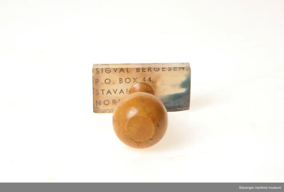 Stempel i glass og tre, hvor det står: Sigval Bergesen, P.O. Box 44, Stavanger, Norway.