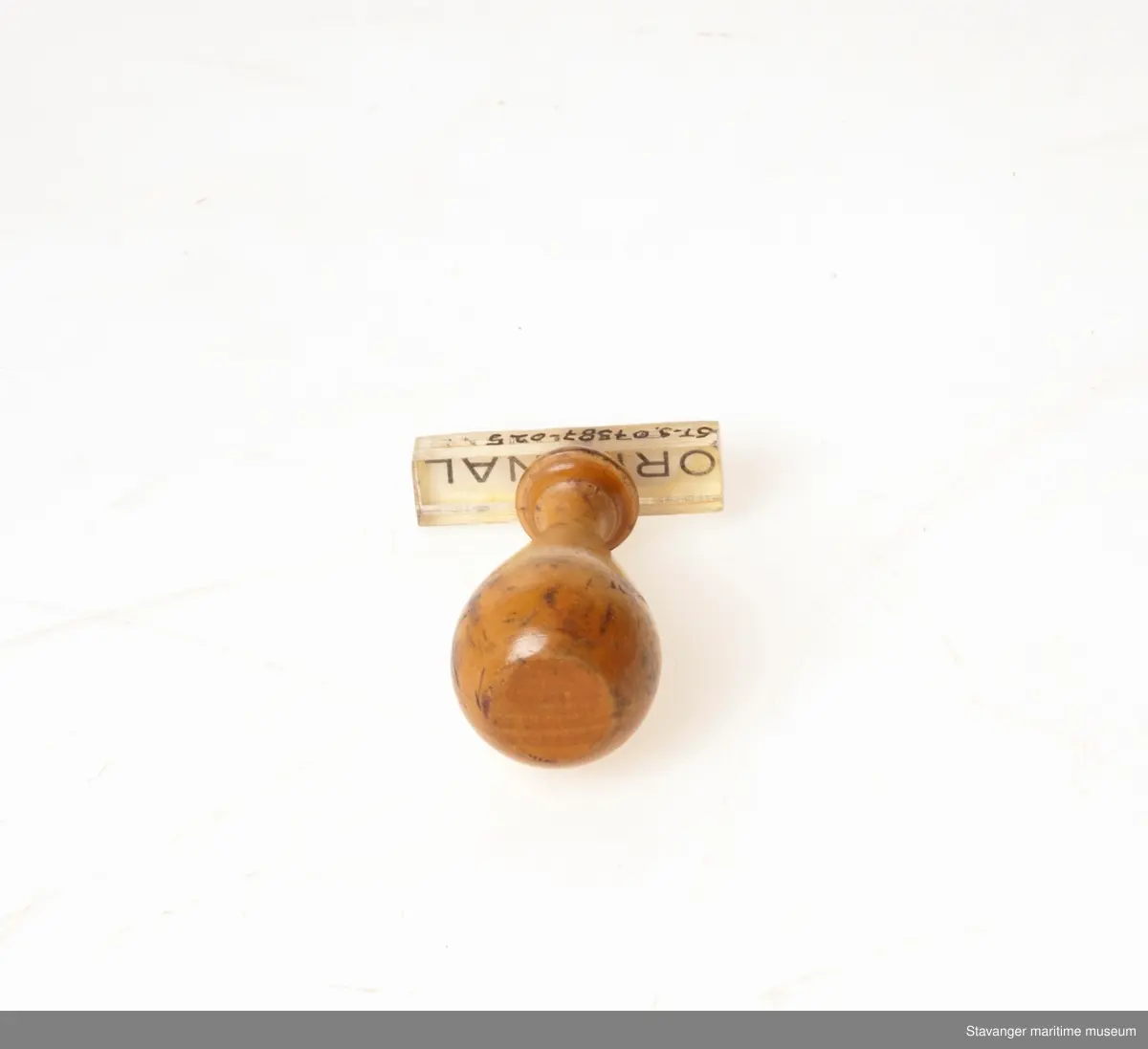 Stempel med trehåndtaket, hvor det står: Original
