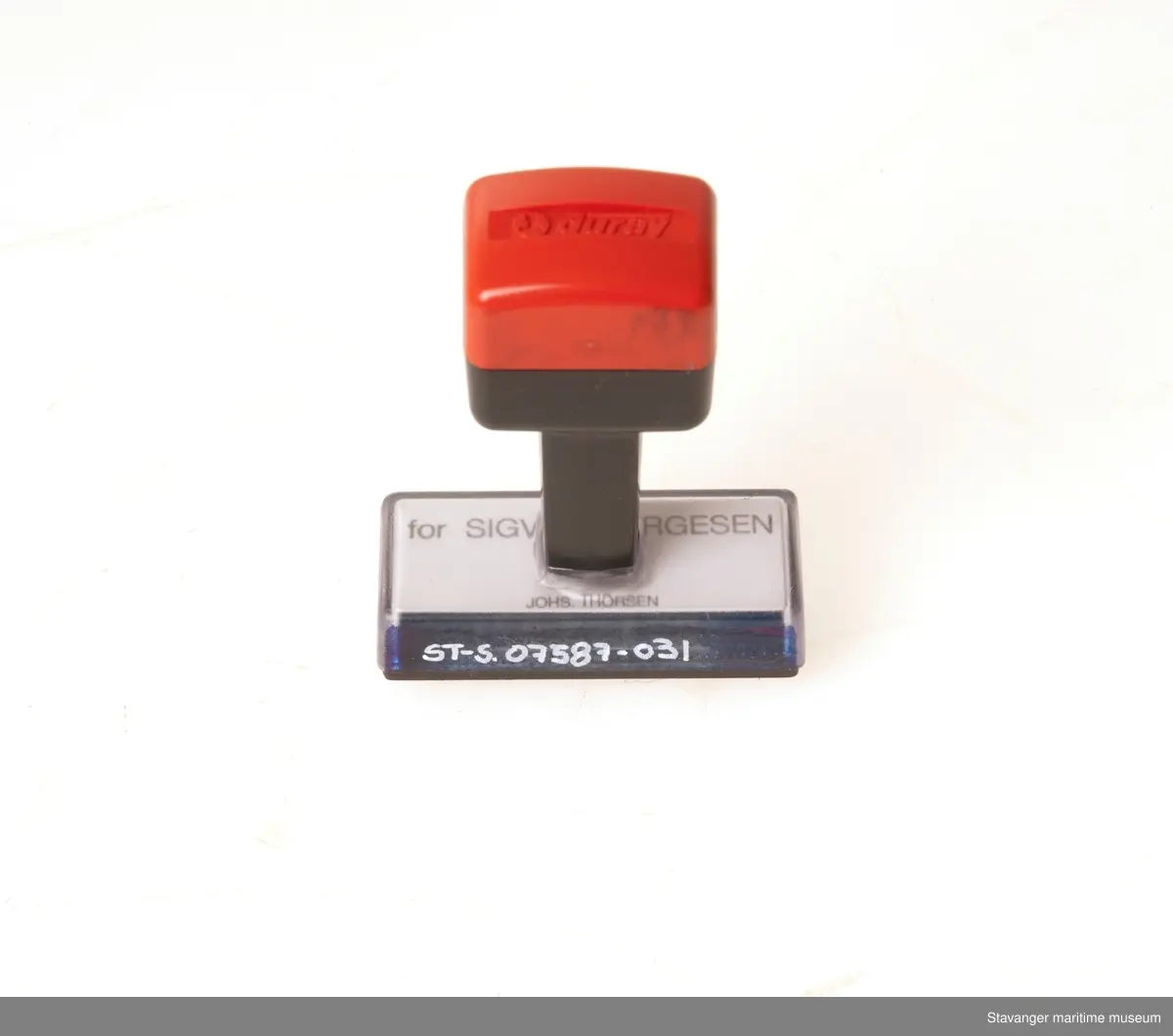 Stempel i plastikk, hvor det står: For Sigval Bergesen, Johs. Thorsen