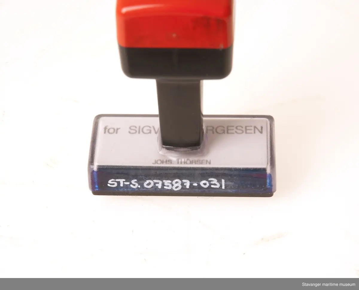 Stempel i plastikk, hvor det står: For Sigval Bergesen, Johs. Thorsen