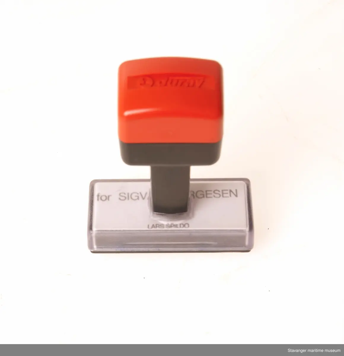 Stempel i plastikk, hvor det står: For Sigval Bergesen, Lars Spildo.