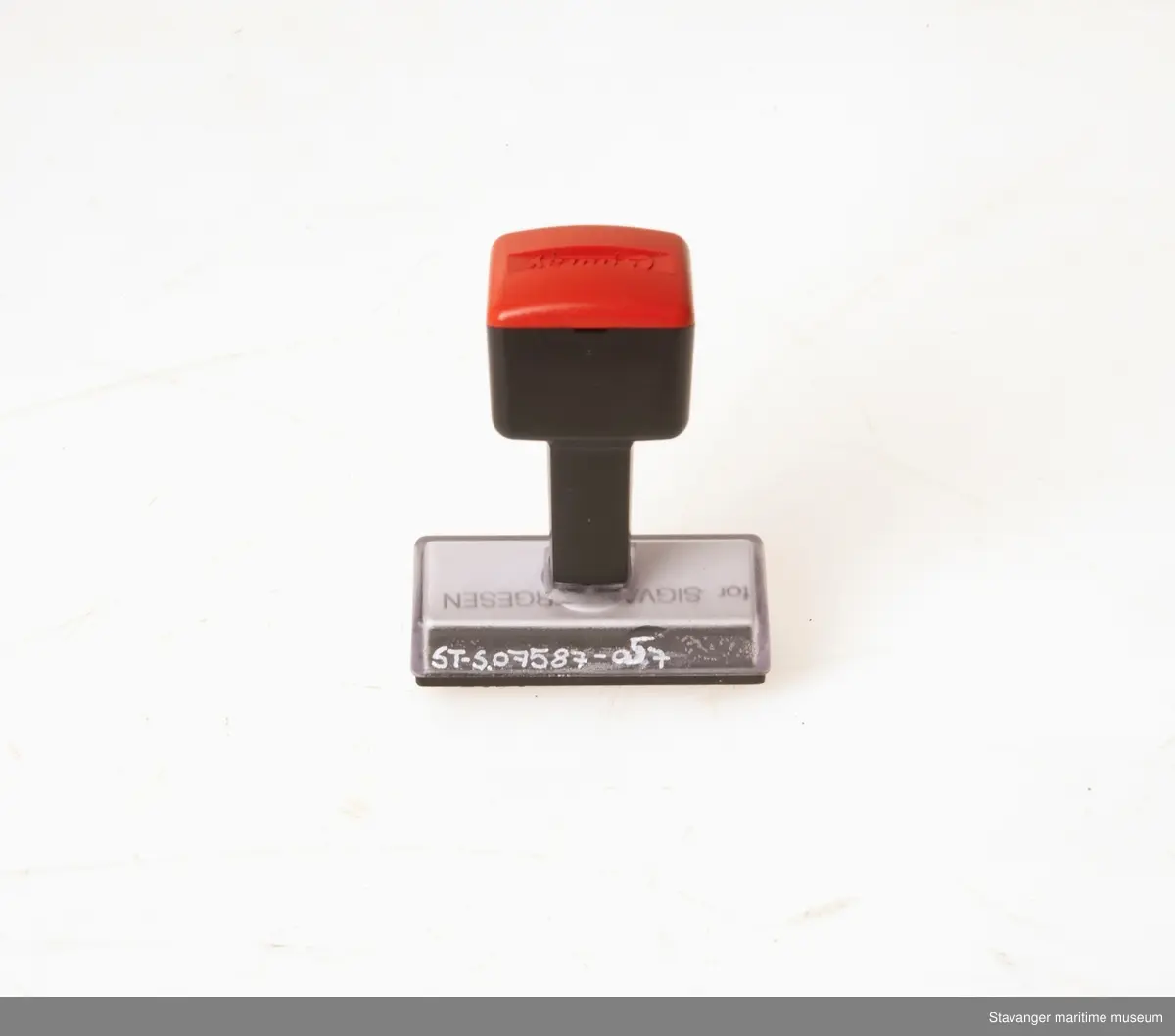 Stempel i plastikk, hvor det står: For Sigval Bergesen, Lars Spildo.