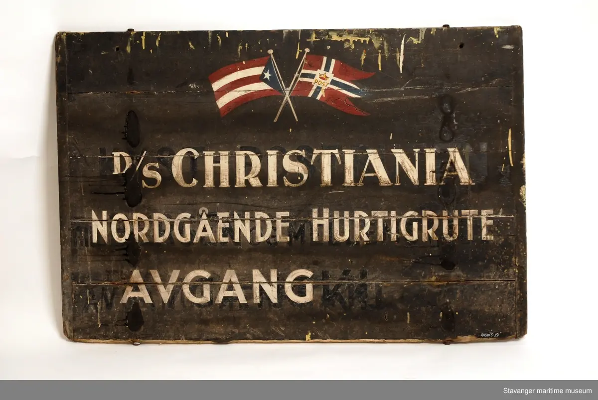 Svartmalt treskilt med påmalt DSD, postflagget og rutefartinformasjon.