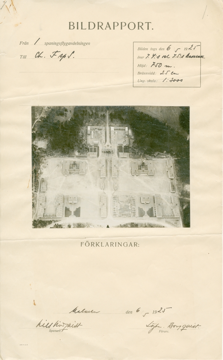 Flygfotografi av kasern för I 4 och I 5 i Linköping, 6 maj 1925. Foto påklistrad på bildrapport från spaning vid flygspanarskolan på Malmen.