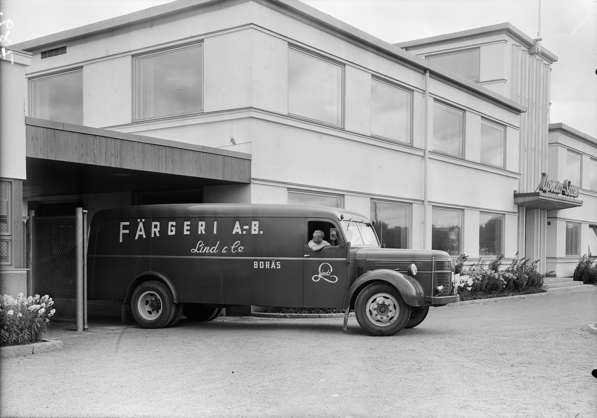 Varubuss från Lind & Co utanför Upsala Sidenväverier, Kungsgatan, Uppsala 1949