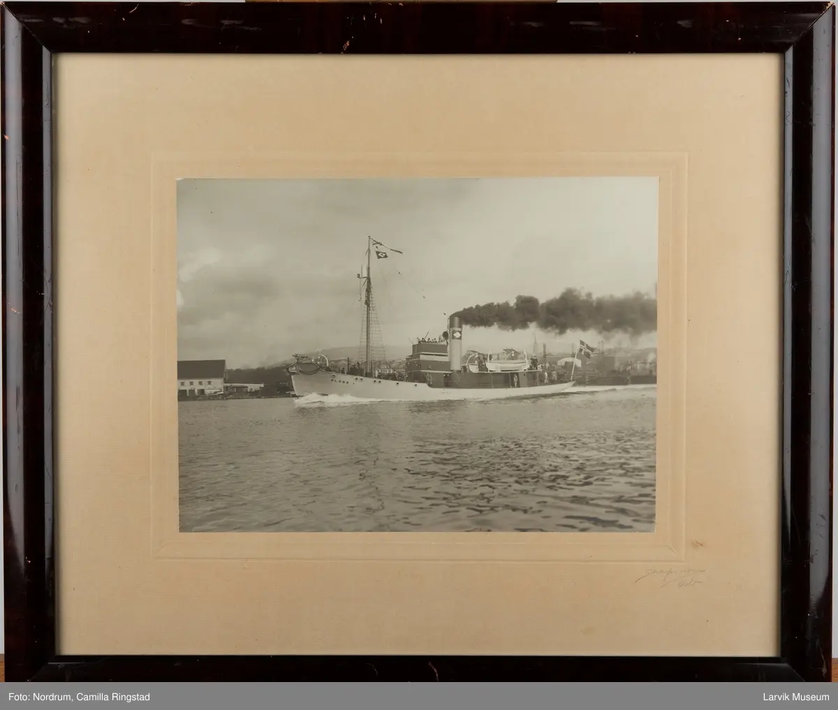 GLOBE 1 1925 tilhørende hvalfangsselskapet Globus A/S
Melsom&Melsom-flagget i masten. Jomfrueturen 1925.