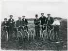 Säby sn, Hallstahammars kn.
Pojkar på cykelutflykt i Säby år 1920.