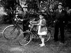 ERIK RUD MED BARNEN LENNART OCH VIVIANNE.
BARNEN HAR CYKLAR.