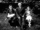 ERIK RUD MED SINA BARN, LENNART OCH VIVIAN, SOM HÅLLER EN KANIN OCH EN KATT.