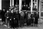 BARN, FRAMFÖR KYRKSKOLAN I FREDSBERG, SOM GICK I FORTSÄTTNINGSSKOLAN 1938. 
LÄRARE: ALBIN LYRVALL.