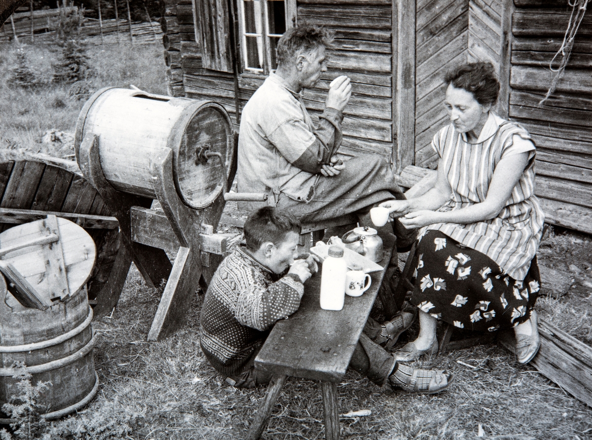 Gine, Magnus og Anders Slagsvold på Jutsætra. Matpause-1960-tallet. Diverse sæterutstyr.