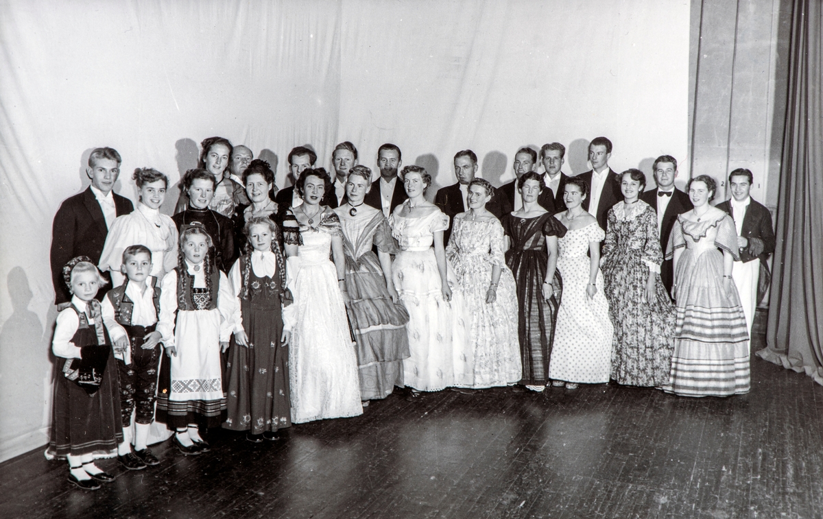 Danserne samlet til fotografering. 
Første rekke. Fire barn Margrethe Dahl, Ole Petter Gjerlaug, ukjent, ukjent. Bak fra v. Odd Kjell Skjeggstad, Karen Helene Bryhn, ukjent, Magnhild Moen, Lillian Ree, Svanhild Heskestad, Eva Ringnes, Anna Sinnerud, Frk. Gjestvang, Drude Daa, Alis Hemstad, Manese Enger Løken, Rønnaug Stenersen, Anders Ree, ukjent, Even Ringnes, Sverre Nyborg, Knut Gjestvang, Arve Sinnerud, Carl Wollebæk, Johan Mæhlum, Borge Hekne, Asbjørn Hagen.
Dette var i forbindelse med dyre- og maskinutstilling ved Herredsvang.