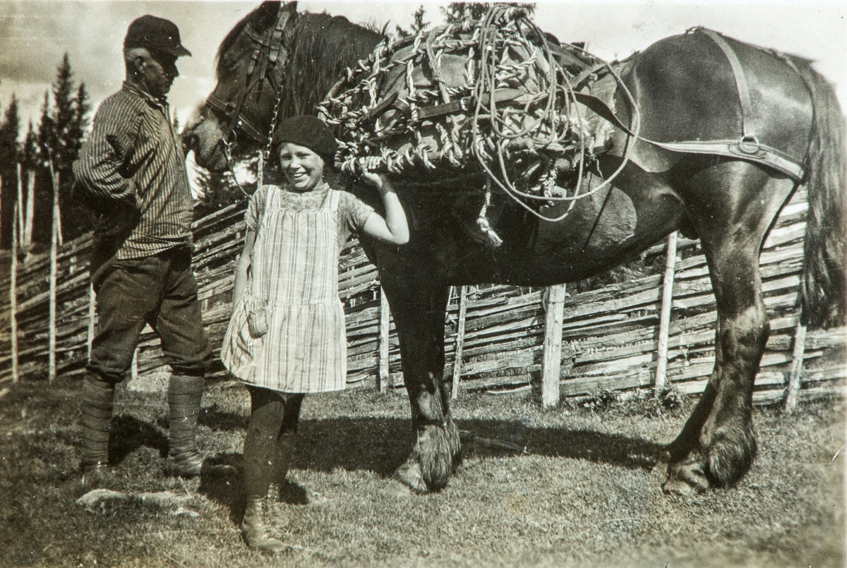 Astrid og Birger Busvold med kløv på hesten. Busvolsætra.