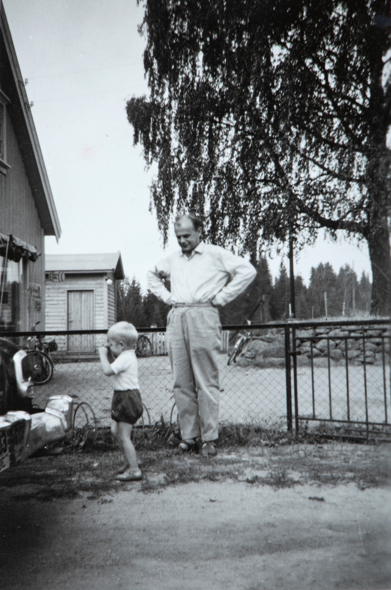 Ankomst til Egerom. Romedal Trygdekontor hadde  annenhver lørdag kontordag på Egerom, hos Romedal Almenning.  Gutt og mann utenfor kontorlokalene, Gunnar  Bahus.