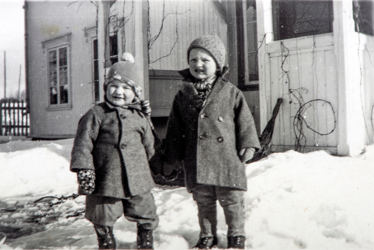 Sverre og Johannes Opsahlforan hovedbygningen på Vesle Oppsal (80/1) ca. 1936.