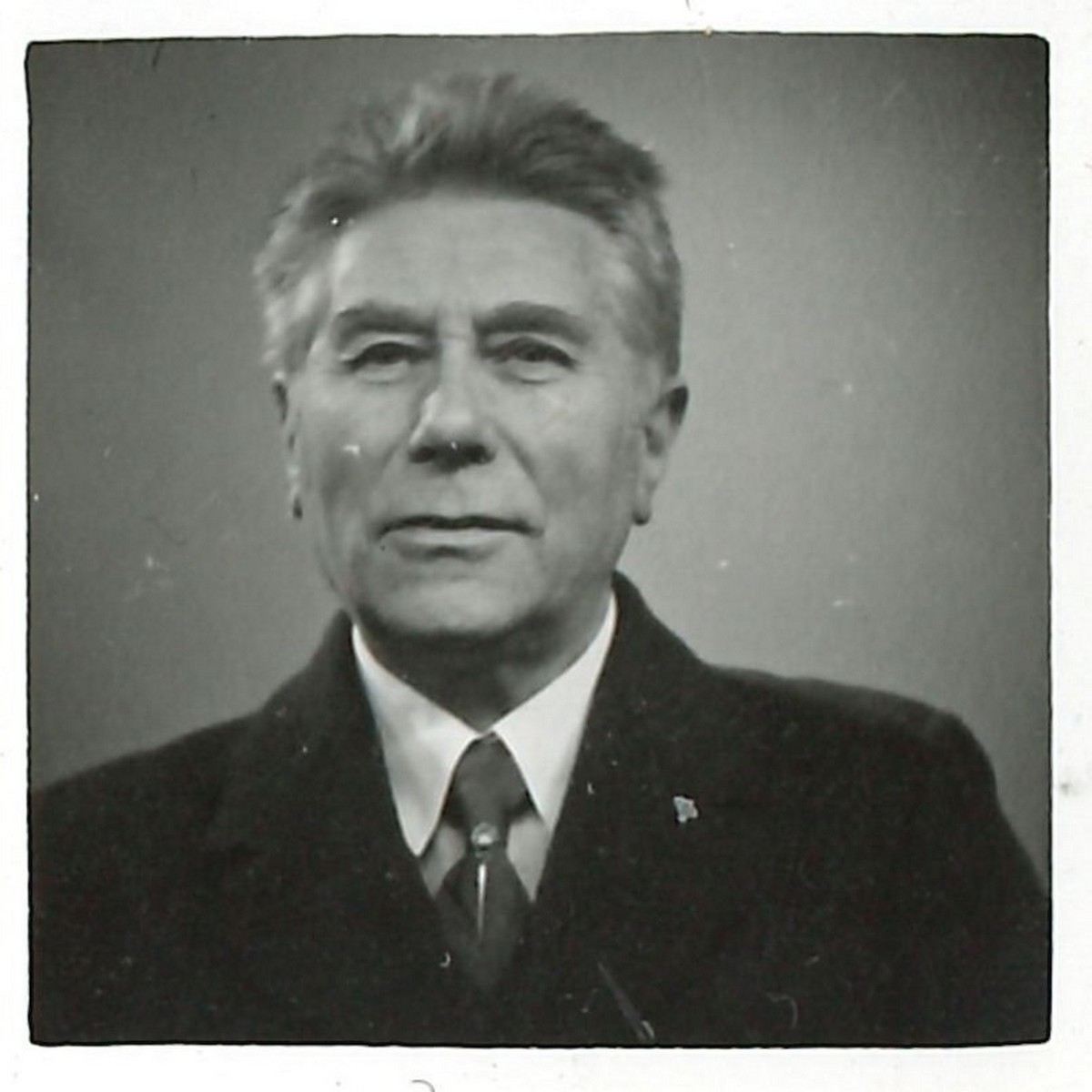 Portrettfoto av Peder Hovdan (1874-1965). Hovdan var lærar og kulturhistorikar. Frå 1908 til 1950-talet dokumenterte han utbreiinga av nynorsk i skule, kyrkje og offentleg forvaltning. Denne informasjonen vart lagra i ein protokoll, som er lagra i Ivar Aasen-tunet. Hovdan var med i målrørsla og æresmedlem av Det Norske Samlaget og Noregs Mållag. Fotografiet er eit fysisk eksemplar på 3,5 x 3,5 cm. Fotografen er ukjend.

Kjelde:
https://www.allkunne.no/framside/biografiar/h/peder-hovdan/91/682/ (Lesedato: 07.08.2020)