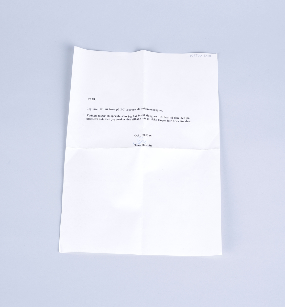 Vaksinepistol av merket Rapi-Vacc.
Automatisk multi-dose vaksinator. 
Hver dose er fra 0 - 1,0 ml
Med pistolen følger en tynn hvit gummislange med injeksjonsnål (?), Ventilasjonsrør (?) samt det som trolig er ulike reservedeler. 

Vedlagt brosjyre fra leverandøren og brev fra Proffesor Tore Håstein