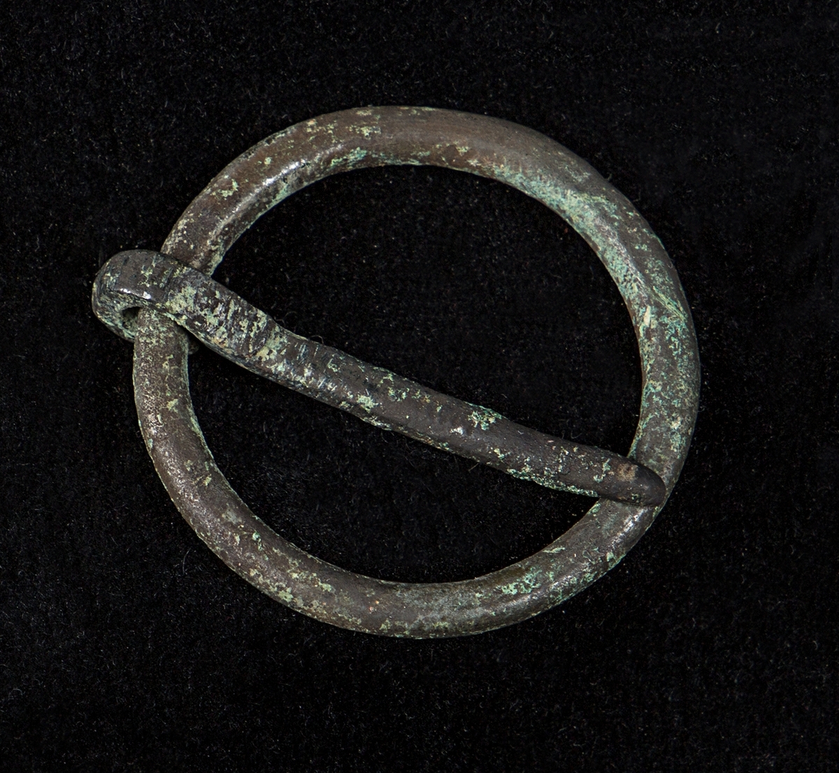 Sölja av brons, rund.