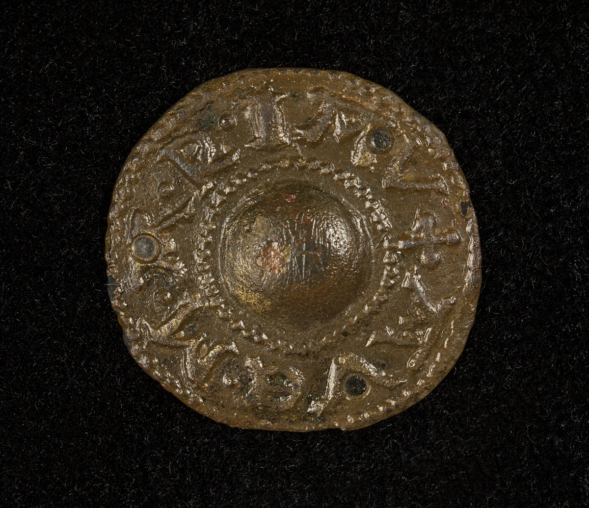 Beslag i brons. Texten lyder: "AVE MARIA".
Eventuellt spår av färgrester.