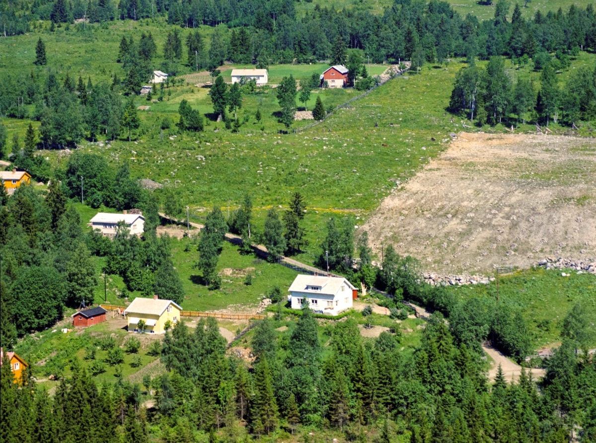 Flyfoto, Lillehammer, Dette er begynnelsen på Olasvevegen. Det hvite huset heter Maurstad, og er nok Nordsetervegen 364. Da blir det lille gule huset med hage Nordsetervegen 360, mens det gråhvite midt i bildet til venstre er Olasvevegen 14. I bakgrunnen småbruket Skår, Olasvevegen 33.