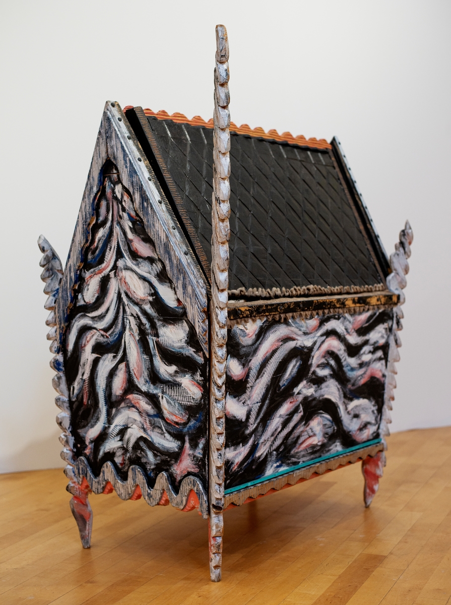 Verket har en arkform som gir assosiasjoner til de norske stavkirkene. Verket tematiserer den norske folkekunsten og rosemalingstradisjonen.