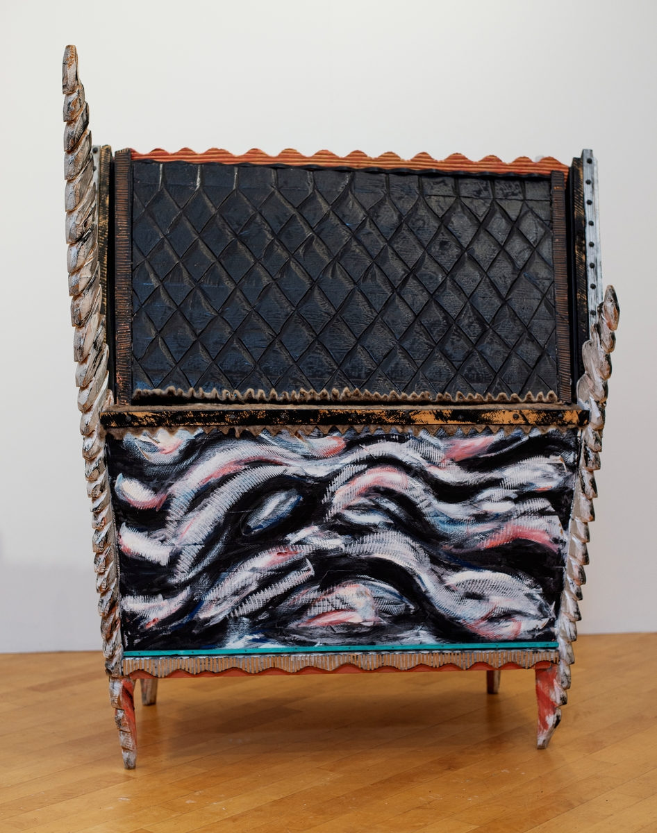 Verket har en arkform som gir assosiasjoner til de norske stavkirkene. Verket tematiserer den norske folkekunsten og rosemalingstradisjonen.