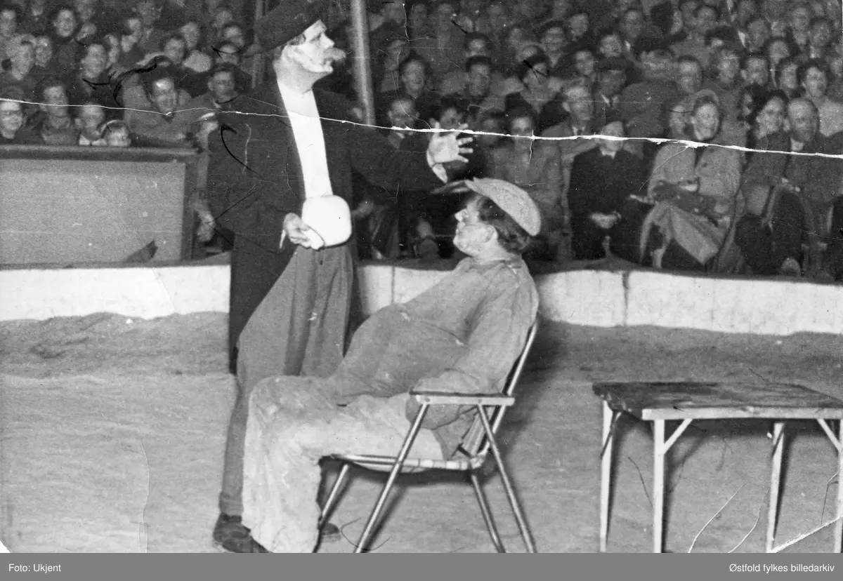 Knut Roen (stående) og Trygve Hartmann Mikalsen er med i sirkusforestilling til Cirkus Arnardo fredag 2. mai 1947. Antakelig i sarpsborg.  Studioteateret i Sarpsborg sin forestilling "Boubouroche", fransk teaterstykke fra 1924.