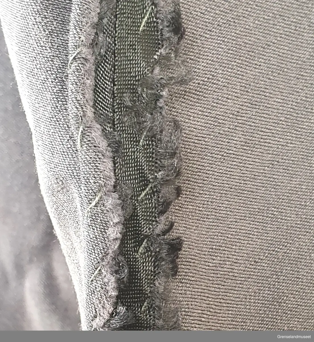 Sprt forkelkjole. Sydd av kåpefor. Bølankt stoff, muligens viskose (kunstsilke). Maskinsydde sømmer, Sårkanter overkastet med hånd. Håndsydde knapphul. Knappene fra kåpa.