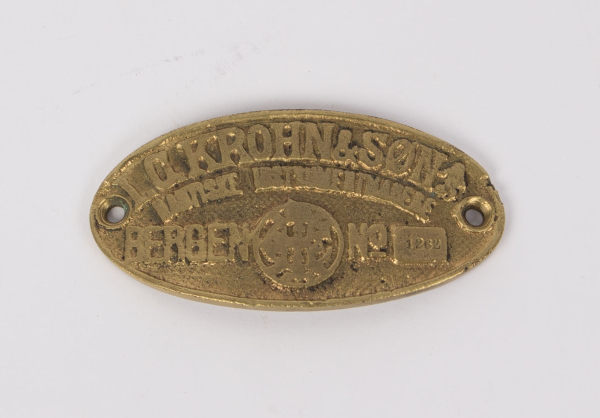 Messingskilt fra J. C. Krohn & Søn Nautiske Instrumentmakere Bergen. Oval form.