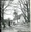 Säterbo sn, Arboga kn, Säterbo kyrka.
Exteriör av kyrkan och del av kyrkogården, 1946-1947.