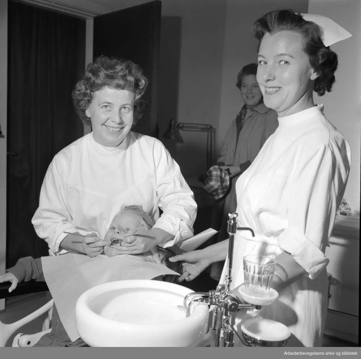Oslo kommunale folketannpleies klinikk på Lambertseter. Tannlege Vera Nordberg og assistent Inger Johanne Larsen. Oktober 1958.