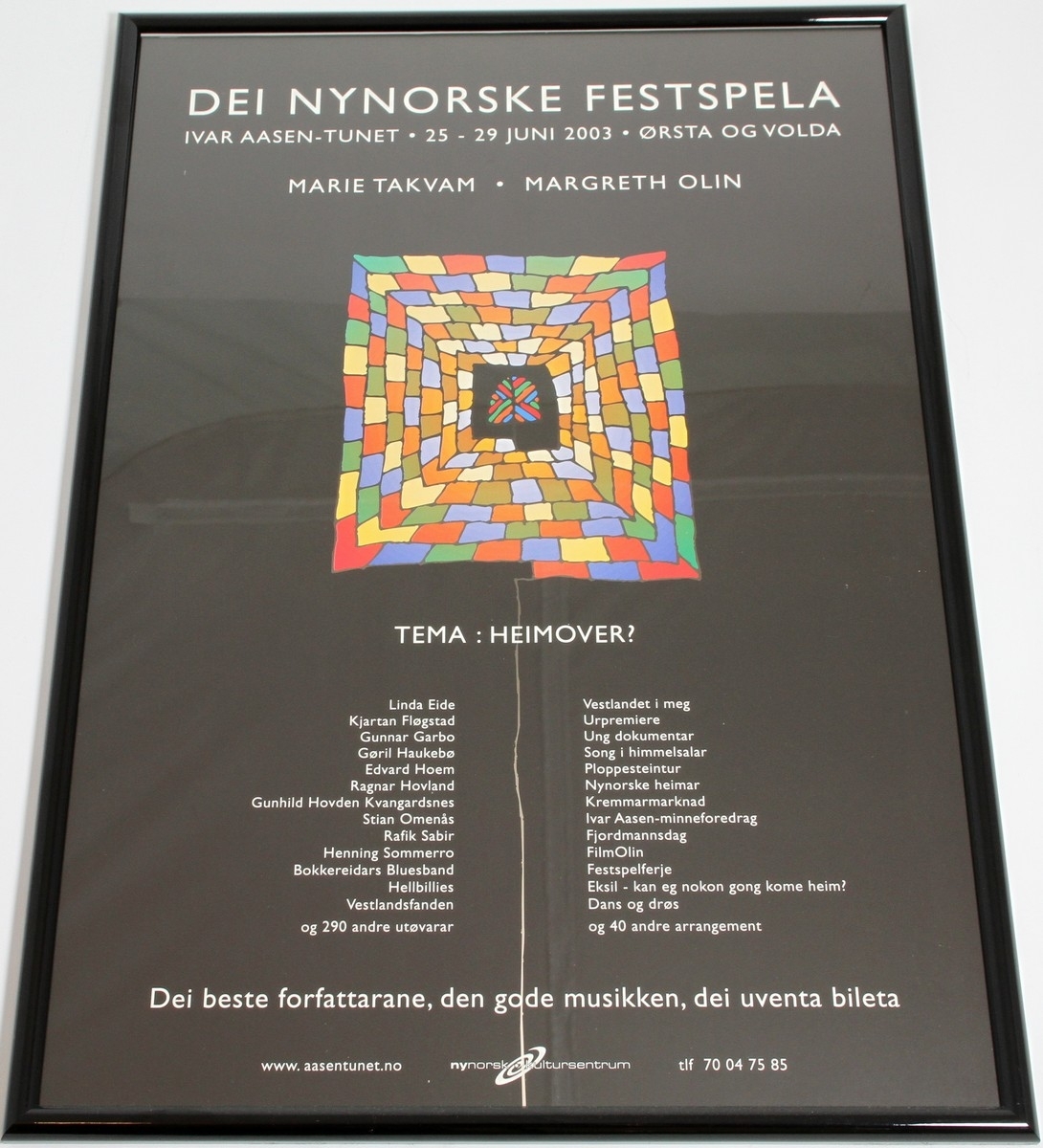 Plakat for Dei nynorske festspela i 2003. Dei nynorske festspela er den fremste festivalen som feirar nynorsk skriftkultur og dialektane. Festivalen vert arrangert årleg i Ørsta / Volda. Temaet i 2003 var "Heimover?". Leiar i fylkeskulturutvalet Aud Folkestad hadde opningstalen, medan det var opningskonsert med Vestlandsfanden, Hellbillies og Kjartan Fløgstad. Festspeldiktar dette året var Marie Takvam, og Margreth Olin var festspelkunstnar. Gunnar Garbo heldt stemnetale, medan Arnfinn Haram hadde preike. Andre konsertar var med "Lur på tur" og "Dvergmål". Det var minneforedrag av Geir Sverre Braut med temaet "Verdiar ved grensa". Nynorsk kultursentrum var arrangør for arrangementet. På plakaten dette året vart eit kunstverk av festspelkunstnar Margreth Olin nytta. Plakaten er i glas og ramme. Innramming er utført av Margaret Snipsøyr i september 2003.

Kjelde:
https://www.allkunne.no/framside/tema-nynorsk/institusjonar-organisasjonar-med-meir/dei-nynorske-festspela/29/860/ (Lesedato: 13.08.2020)