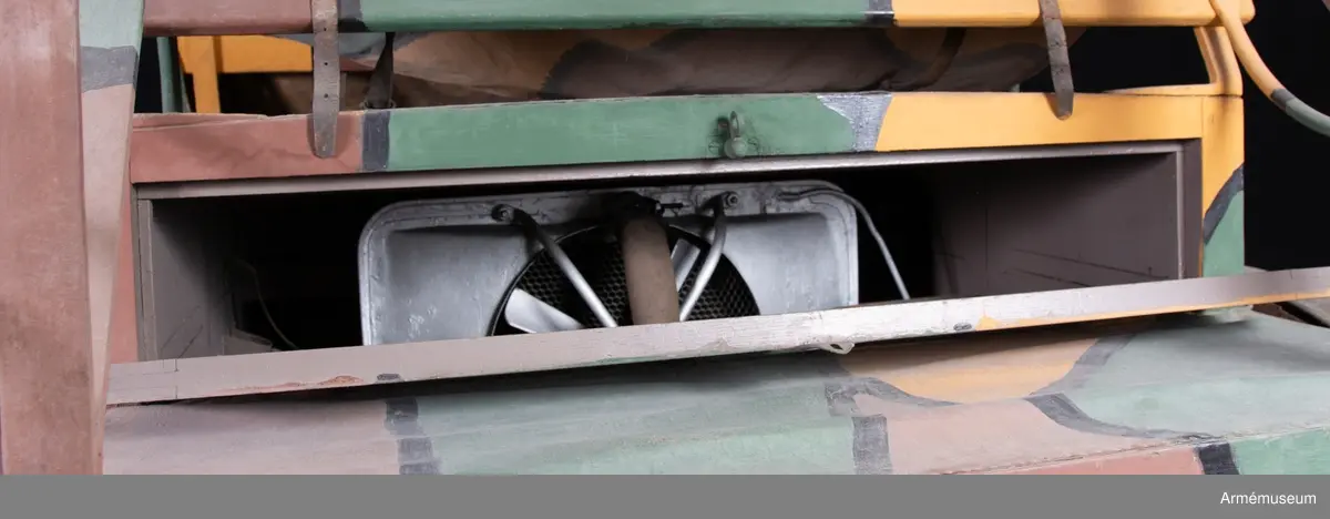 Grupp H II.
Signalmateriel. Fordonet består av två delar: stationsföreställare och stationsbakvagn. Bådas dragstänger saknas. Stationsföreställaren innehåller gnistsändare och mottagare och är märkt på utsidan med "M5". Stationsbakvagnen innehåller en bensinmotor och en generator, märkt "M2". Uppgifterna hämtade ur Radioinstruktion 1921 (hektograferad)