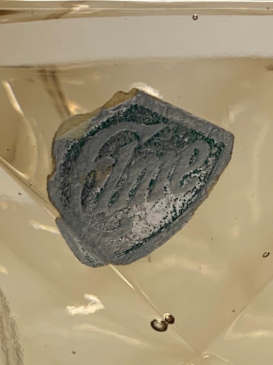 Pressad bruntonad vas, men facettimitationer och fyra eleganta fötter som sträcker sig uppåt vasens sidor och avslutas i finess.