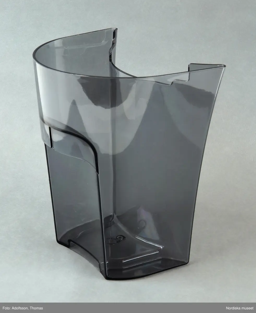 En elektrisk råsaftcentrifug av märket Elektrolux PERFECTJUICE ESF 2000. Består av  6 delar. a) Själva råsaftcentrifugen är cylinderformad och av metall och plast. De övriga delarna är av rökgrå hårdplast och består av b+) ett lock med c) press samt en d) behålllare som fruktköttet samlas i och e) en liten lockförsedd juicekanna med f) skumseparator i form av en plasskena som saften rinner ut i när den är klar. Dessutom en g) bruksanvisningsbroschyr och ett h) garantipapper.
Locket (b+) har en skada där en bit är avslagen.

Lena Kättström Höök 2014-01-10