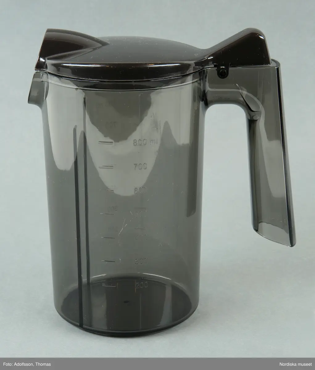 En elektrisk råsaftcentrifug av märket Elektrolux PERFECTJUICE ESF 2000. Består av  6 delar. a) Själva råsaftcentrifugen är cylinderformad och av metall och plast. De övriga delarna är av rökgrå hårdplast och består av b+) ett lock med c) press samt en d) behålllare som fruktköttet samlas i och e) en liten lockförsedd juicekanna med f) skumseparator i form av en plasskena som saften rinner ut i när den är klar. Dessutom en g) bruksanvisningsbroschyr och ett h) garantipapper.
Locket (b+) har en skada där en bit är avslagen.

Lena Kättström Höök 2014-01-10