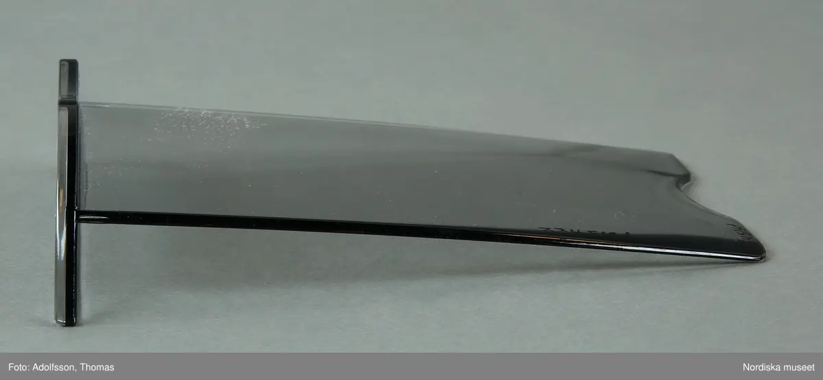 En elektrisk råsaftcentrifug av märket Elektrolux PERFECTJUICE ESF 2000. Består av  6 delar. a) Själva råsaftcentrifugen är cylinderformad och av metall och plast. De övriga delarna är av rökgrå hårdplast och består av b+) ett lock med c) press samt en d) behålllare som fruktköttet samlas i och e) en liten lockförsedd juicekanna med f) skumseparator i form av en plasskena som saften rinner ut i när den är klar. Dessutom en g) bruksanvisningsbroschyr och ett h) garantipapper.
Locket (b+) har en skada där en bit är avslagen.

Lena Kättström Höök 2014-01-10