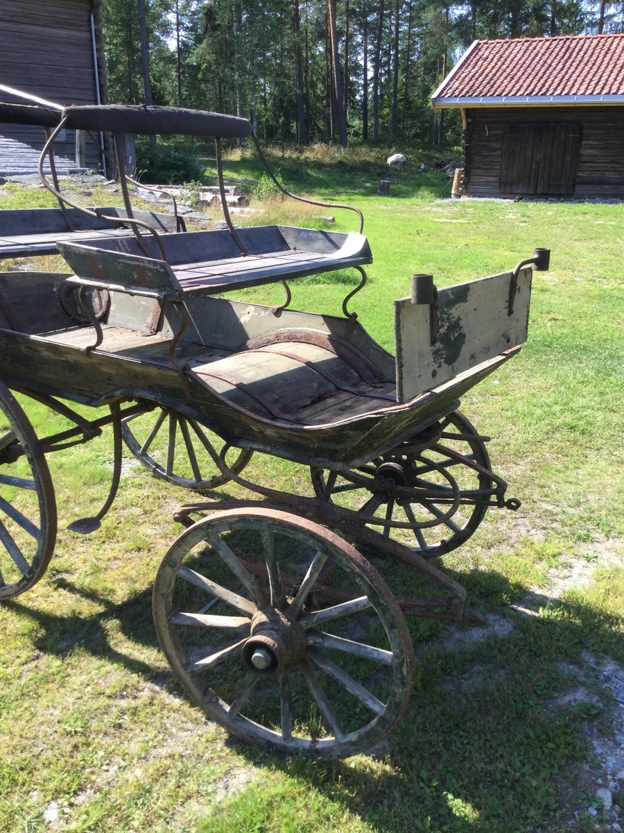 Kjøkkenvogn med to avtakbare seter, stigbrett til baksetet, trekte ryggstøtter, fester til to lykter. Mangler drag, råteskadet i baksetet og i vogn samt på ett bakhjul. Fire hjul, to hjul med 12 eiker og to hjul med 14 eiker.
En kjøkkenvogn eller kjøkkentrille er et lett hestekjøretøy med fire hjul. Den har vanligvis to setebenker i kjøreretningen, og den fremre gjerne noe høyere plassert enn den bakre. Kjøkkenvogna ble brukt både til skyss av personer og varetransport (i første rekke til husholdningen). Setene kunne tas av når varer skal transporteres. De fleste kjøkkenvogner ble kjørt med én hest.