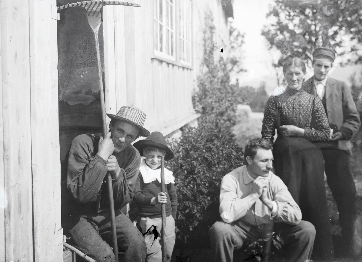 Gruppeportrett av familien Eikrem ved boligen sin på Aukra.