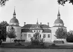 Fotografi av Rockelsta slott beläget vid Rockelstaviken av sjön Båven i Hyltinge socken, Södermanland. Här fotograferat 1902 av bygdefotografen Emil Durling. Vid denna tidpunkt ägdes slottet av greve Eric von Rosen och hade genomgått ombyggnad av arkitekt Ivar Tengbom sedan år 1900 då slottet kommit i von Rosens ägo.