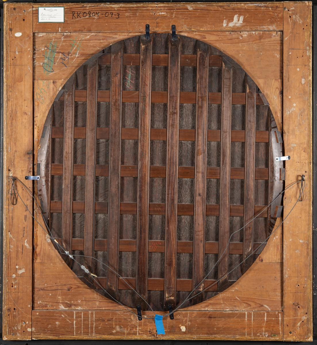 Svensk statsjakt med svenska riksvapnet i kombination med vapnen för furstehusen Pfalz-Zweibrücken (som Karl XI var hertig över från 1681) och Holstein-Gottorp (drottning Ulrika Eleonoras danska ätt) på akterspegeln?). Se Historikfältet.