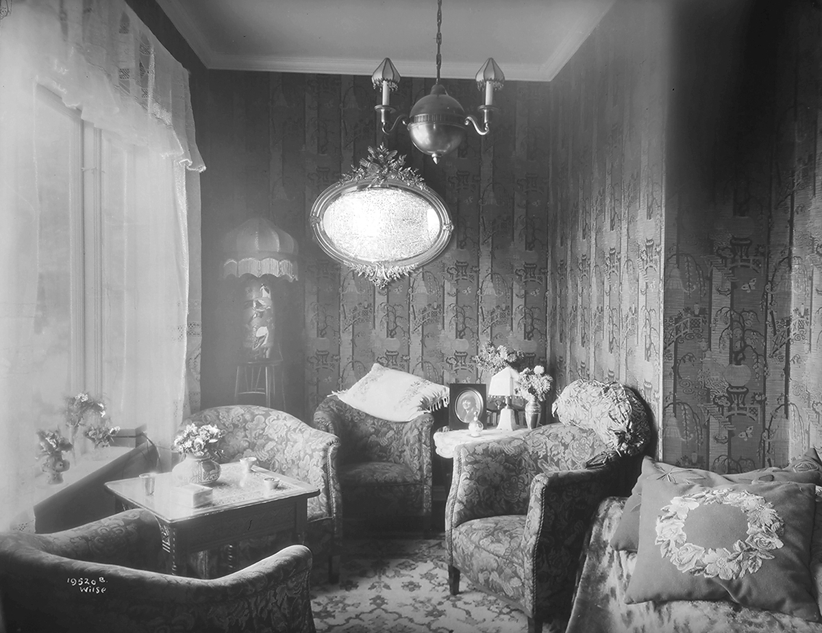 Interiør i salong. Fotografert 1925.