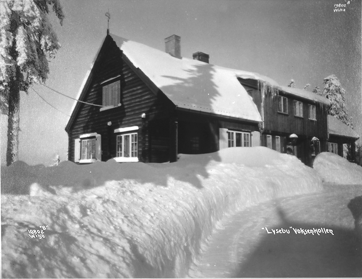 Snøfonn helt opp til vindu på Lysebu. Påskrevt bildet "Lysebu, Voksenkollen". Fotografert 1926.