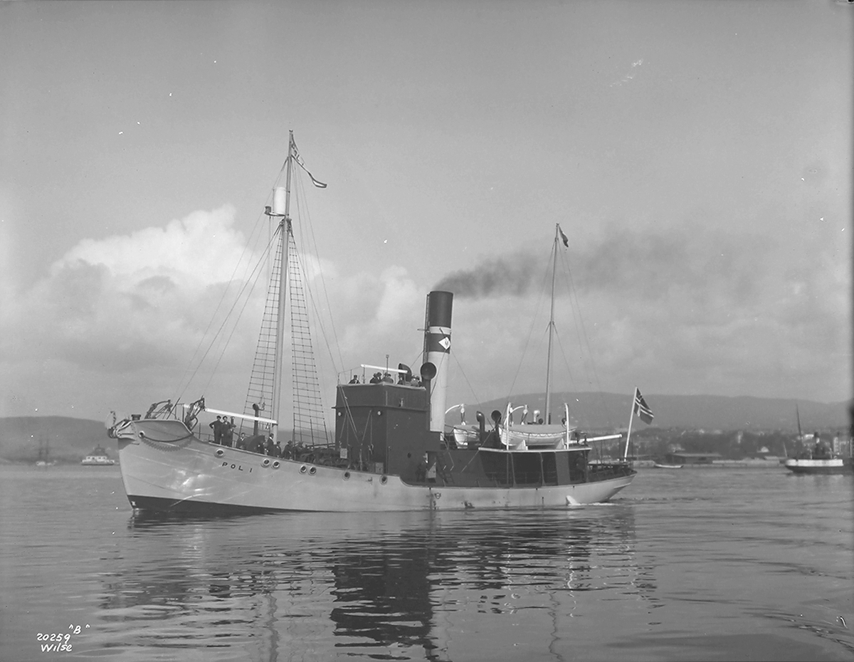 Hvalbåt "Pol 1" på vei ut av Oslo havn. Fotografert 1926.
Info fra Galleri Nor: Hvalbåt POL I tilhørte Hvalfangerselskapet Polaris AS, Larvik. Bildet er trolig tatt i forbindelse med levering fra Akers Mek. Verksted i 1926.