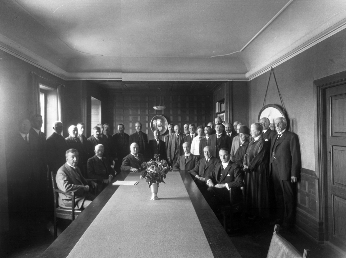 Menn og kvinner samlet rundt et bord, Lilleborg fabrikker. Fotografert 1925.