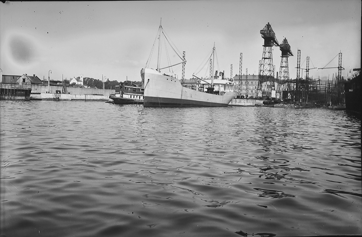 Skip ligger til kai ved Akers mek. verksted, Pipervika. Fotografert 1925.