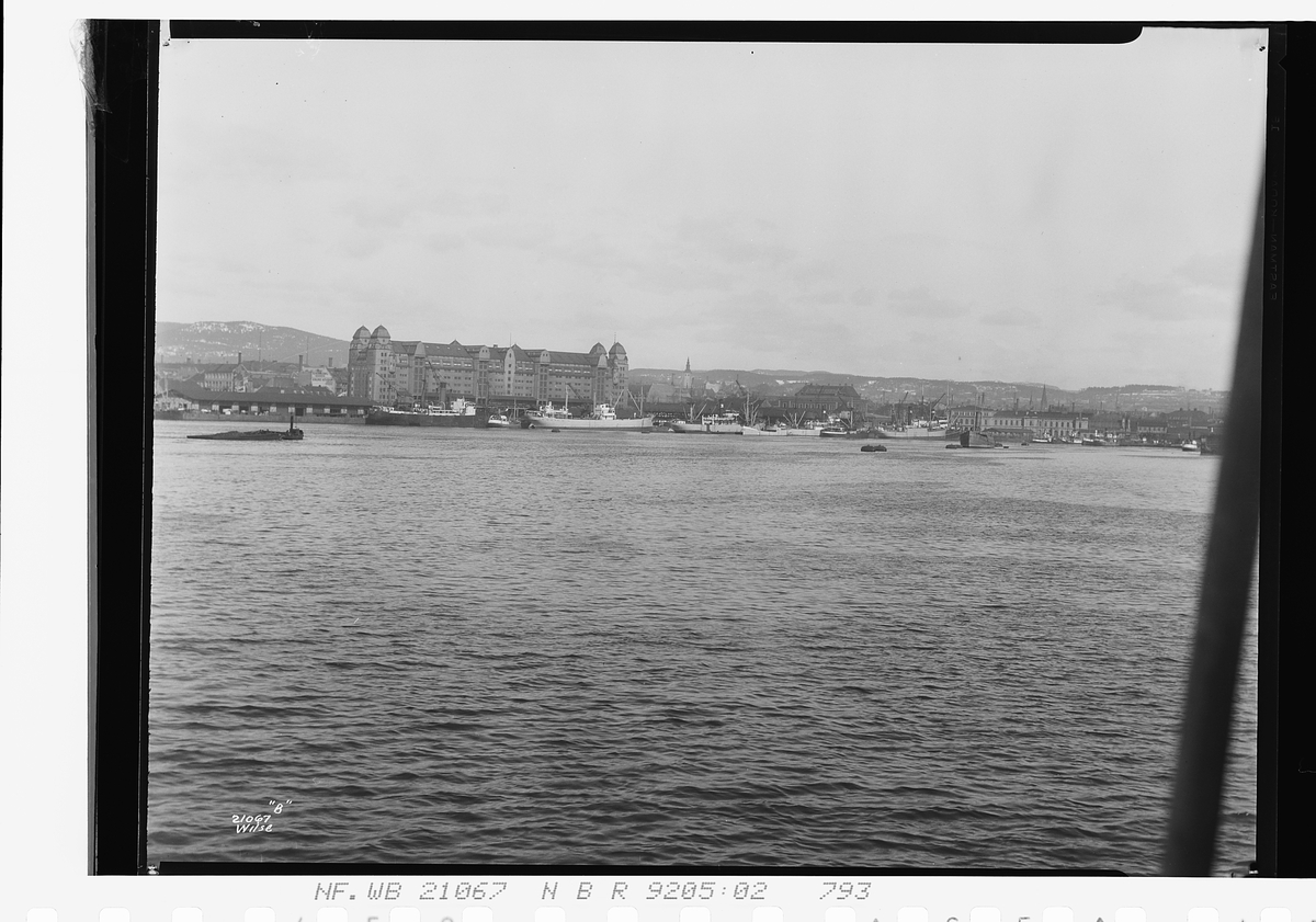 Mange skip ligger til kai ved Havnelageret, Bjørvika. Fotografert 1927.