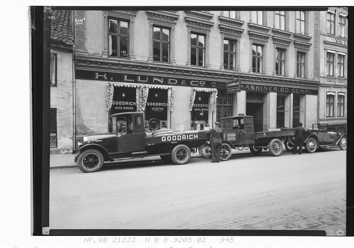 Flere biler står utenfor maskinforretning K. Lund & co, ant Kongens gate 7, Oslo. Fotografert 1927,