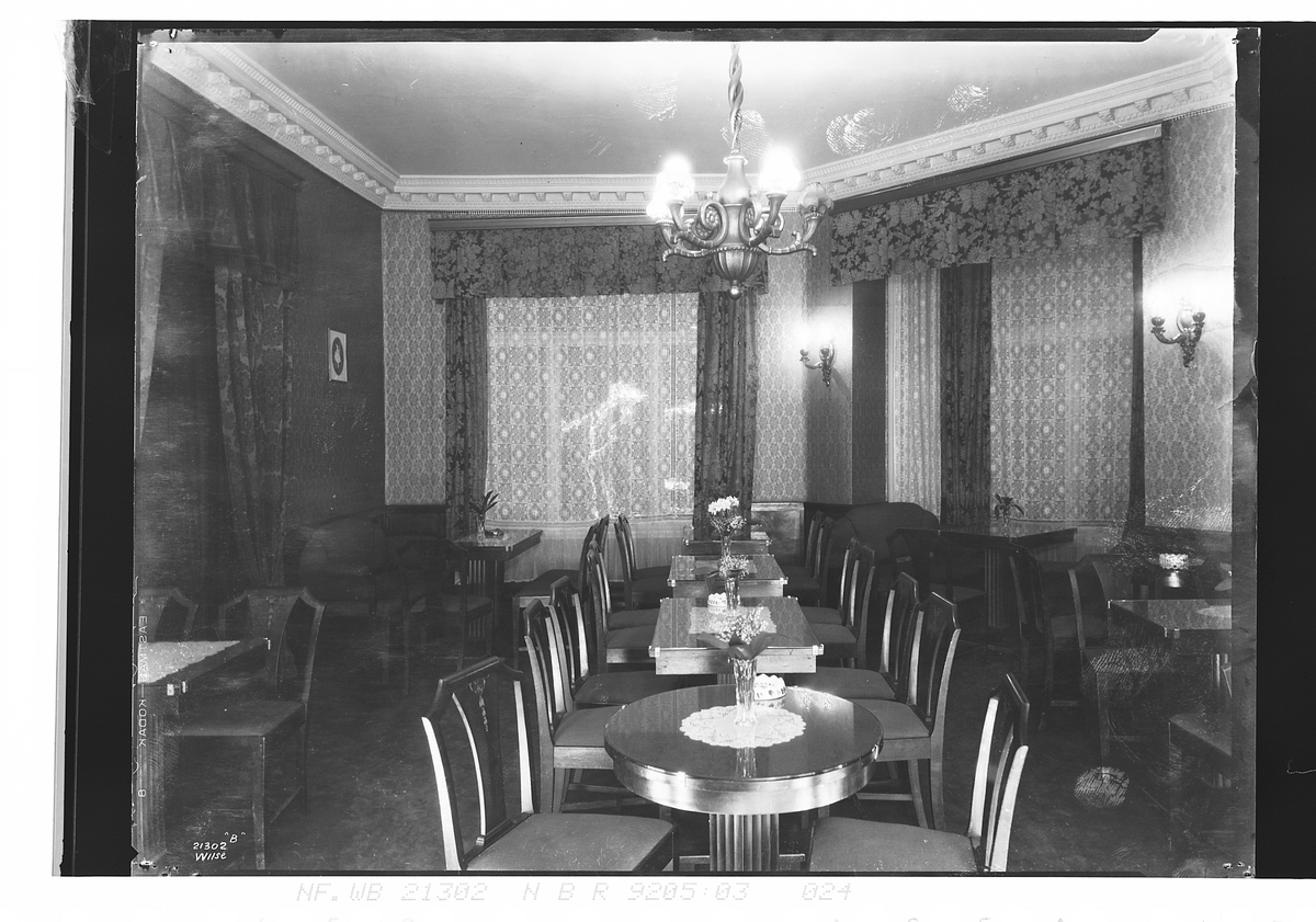 Salongen, Kühn conditori & café, Kristiansand. Fotografert 1927.