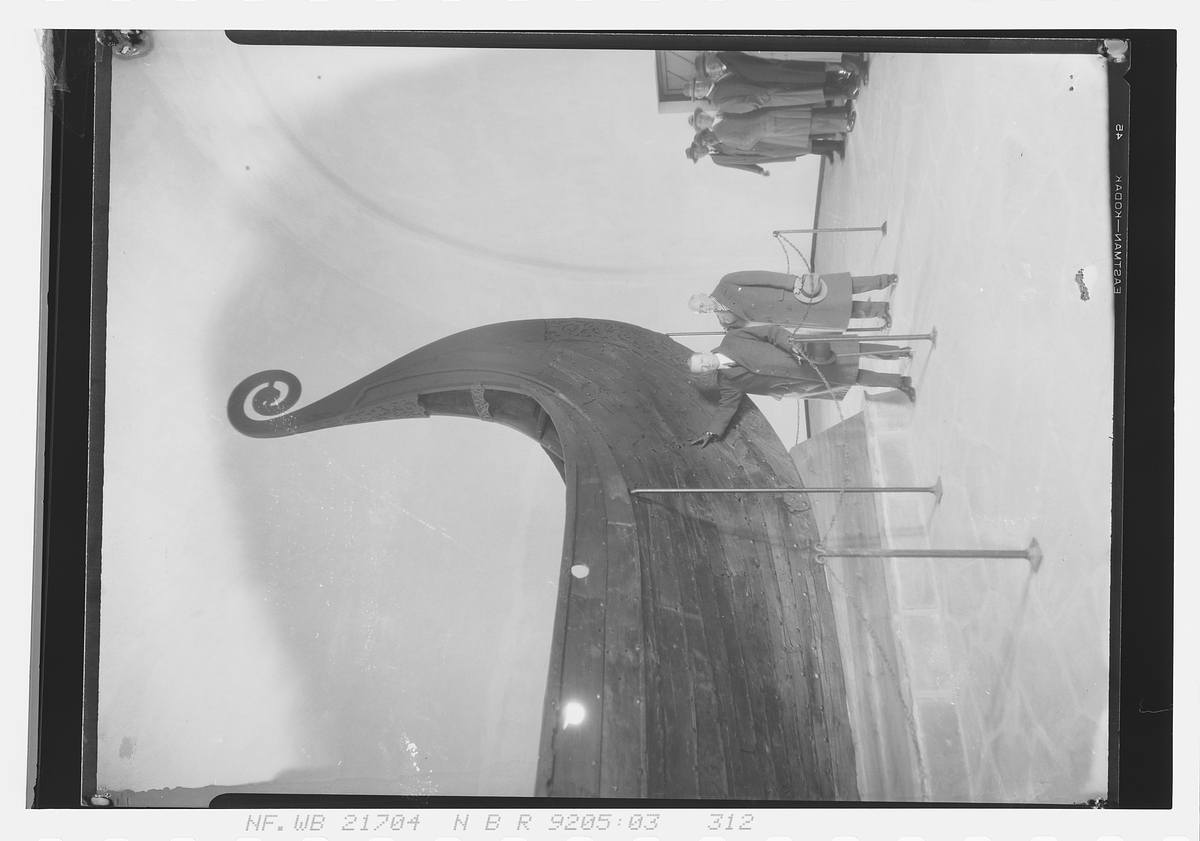 Rotarymedlemmer ved vikingskipet. Fotografert 1927.